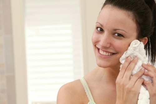 cách rửa mặt bằng sữa rửa mặt đúng cách2