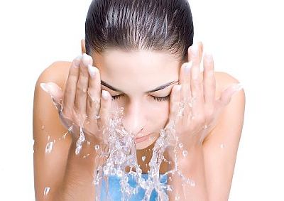 cách rửa mặt bằng sữa rửa mặt