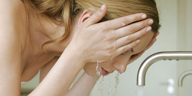 da thường có nên dùng sữa rửa mặt không