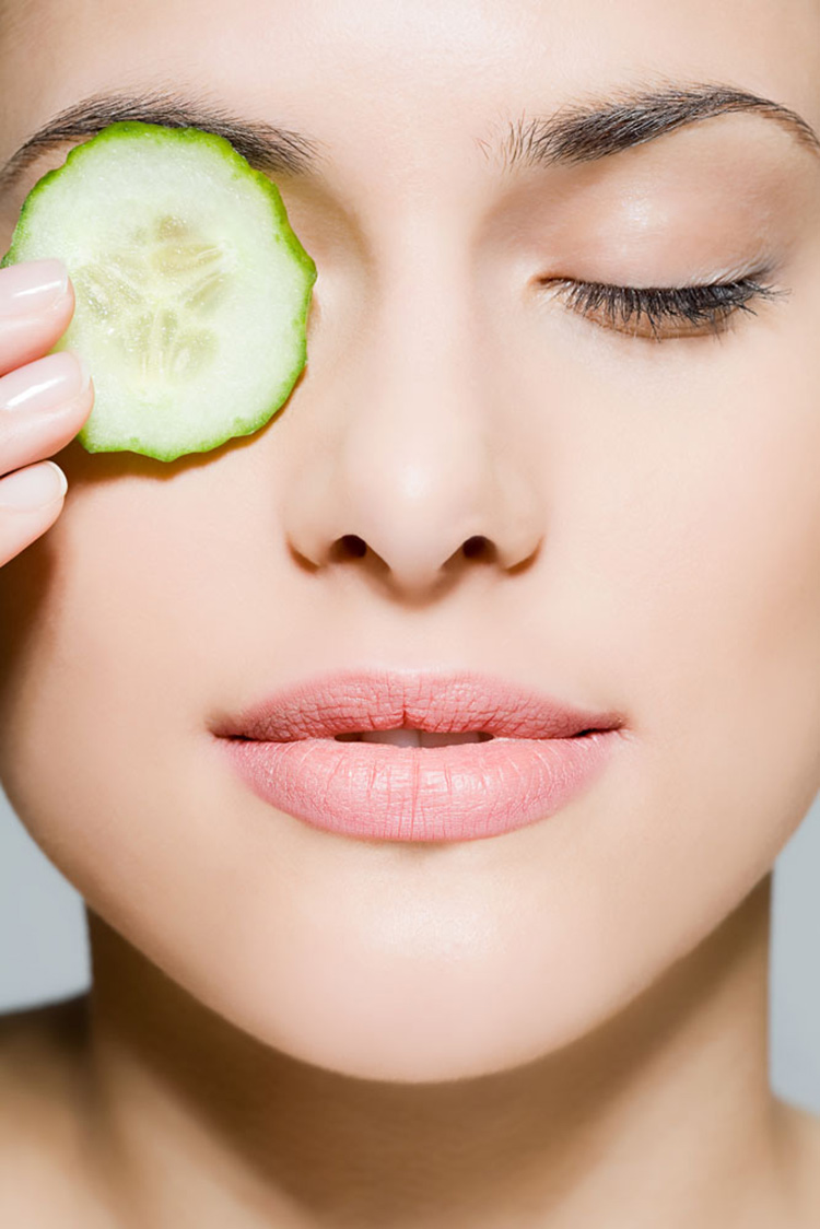 Dùng kem dưỡng cho vùng da quanh mắt như thế nào?