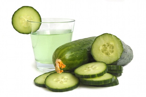 Kem trắng da từ dưa chuột và nước hoa hồng