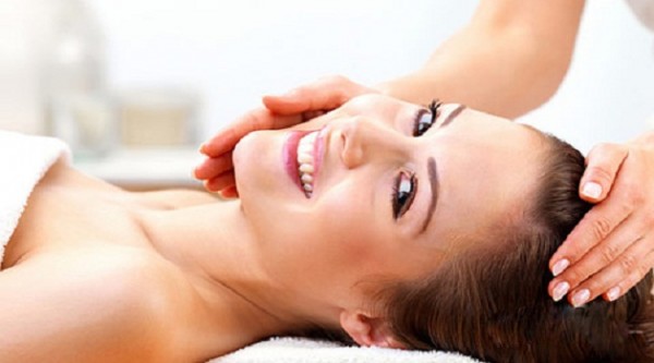 có nên dùng kem dưỡng da ban ngày 2