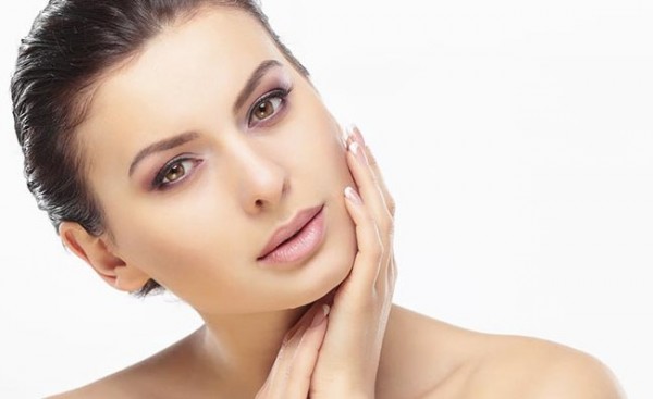 da mụn có nên dùng nước hoa hồng 2