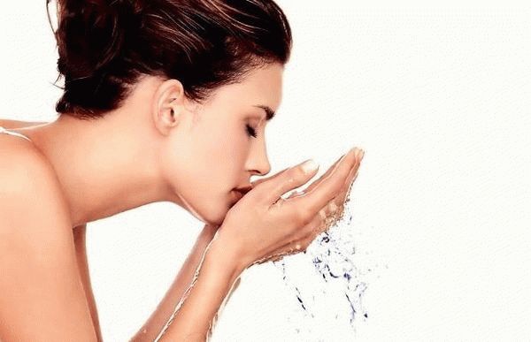 se khít lỗ chân lông bằng nước hoa hồng 1