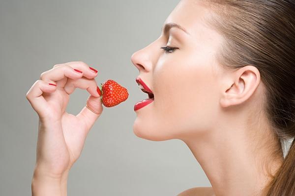 tẩy da chết toàn thân bằng dâu tây 1