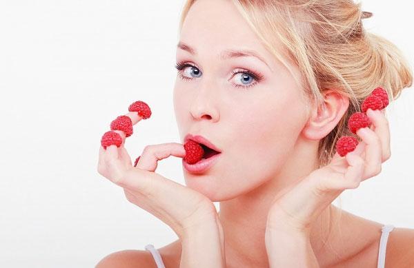 tẩy da chết toàn thân bằng dâu tây 3