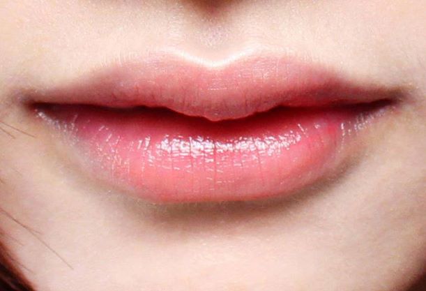 Dưỡng môi bằng dầu dừa
