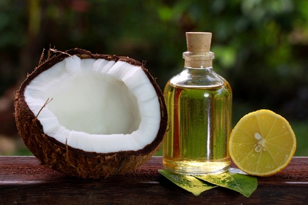 Cách tẩy trắng da tay bằng nước cốt chanh dầu dừa