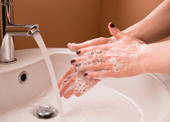 Cách thoa kem dưỡng ẩm da tay