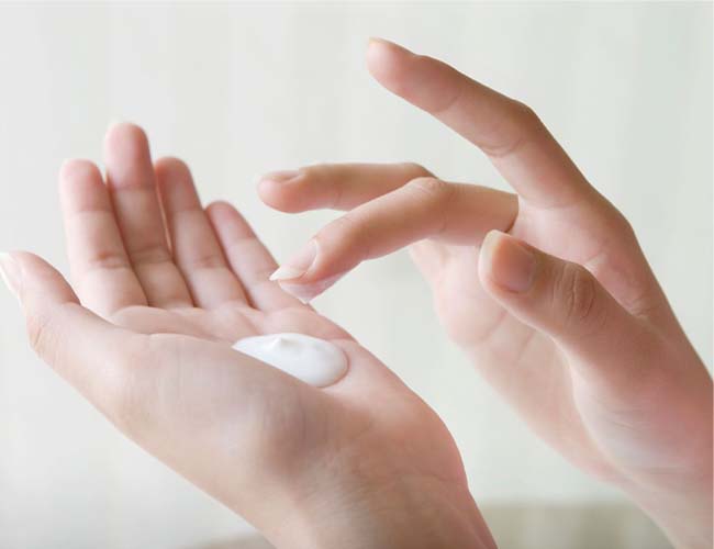 cho sữa rửa mặt ra tay