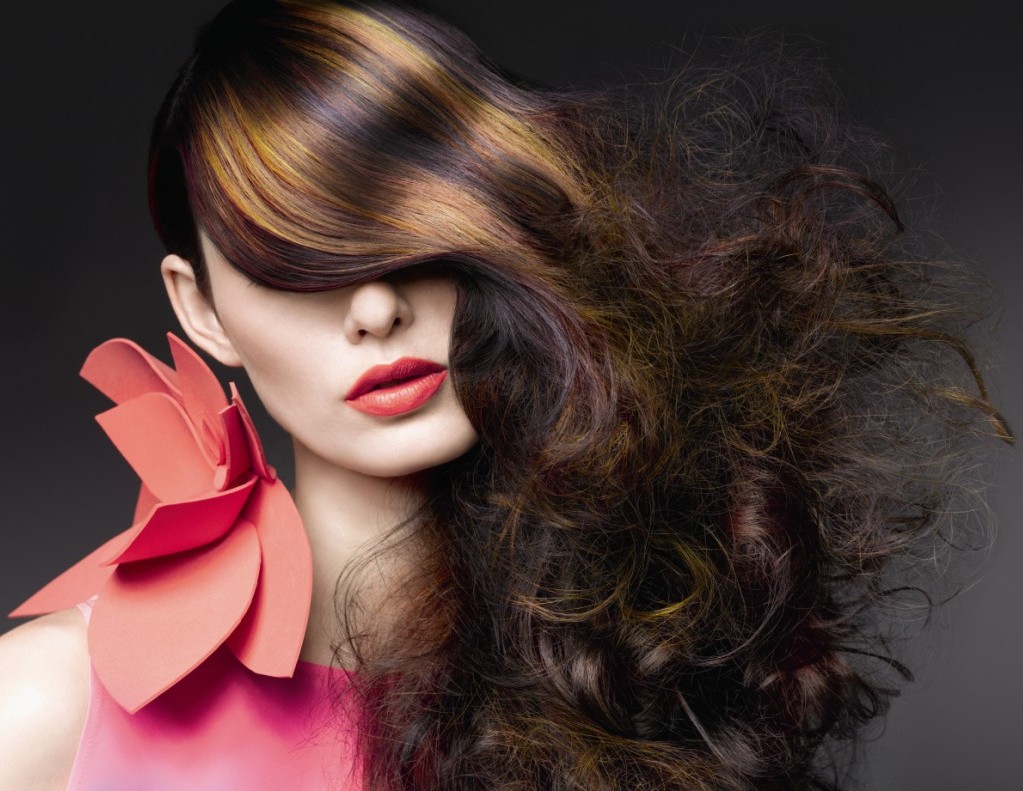 Làm đẹp tóc với hoa dâm bụt