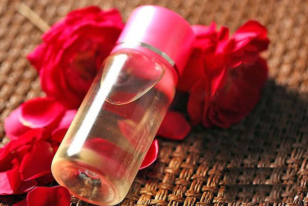 có nên sử dụng nước hoa hồng