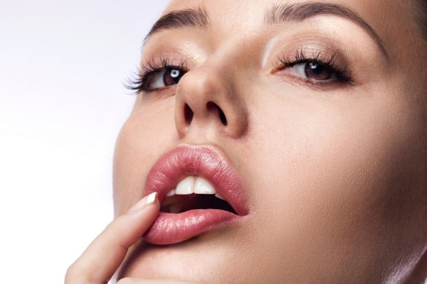 tẩy da chết môi