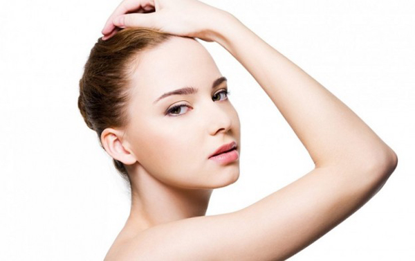 tẩy trang bằng nước hoa hồng