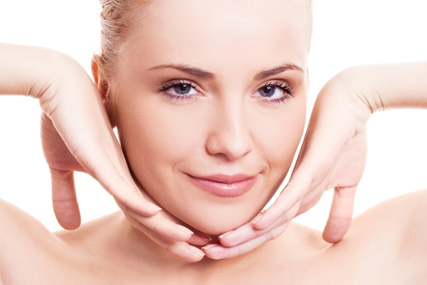 tẩy trang bằng nước hoa hồng