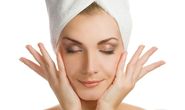 tẩy trang bằng nước hoa hồng