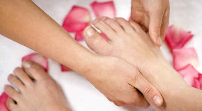 Cách chăm sóc da bàn chân khi đi giày cao gót