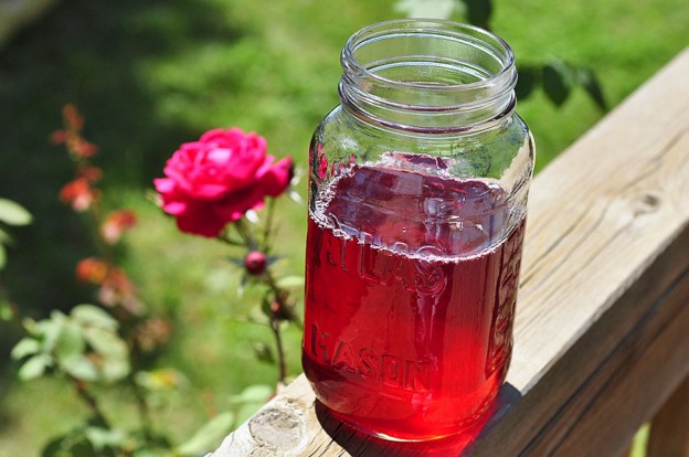 Mách bạn cách làm  nước hoa hồng đơn giản nhất