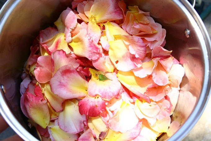 Mách bạn cách làm  nước hoa hồng đơn giản nhất