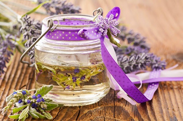 Mách bạn cách làm  nước hoa hồng đơn giản nhất