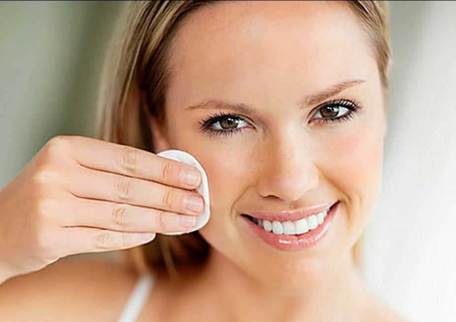 Nước hoa hồng có tẩy trang được không?