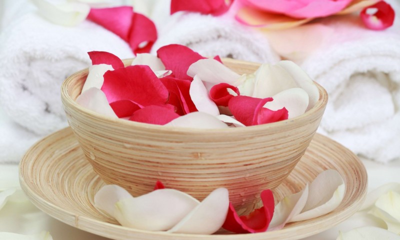 Cách dùng nước hoa hồng đúng cách cho phái đẹp