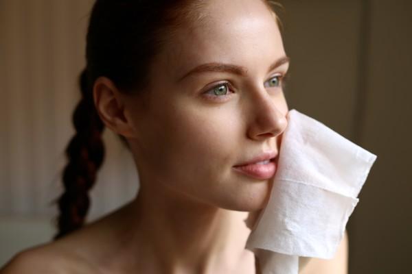 Sử dụng nước hoa hồng nào tốt cho da mặt?