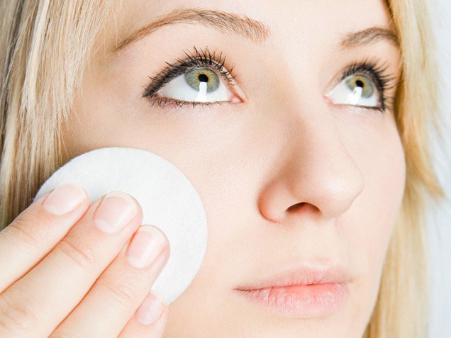 Tại sao bạn nên sử dụng nước hoa hồng hàng ngày?