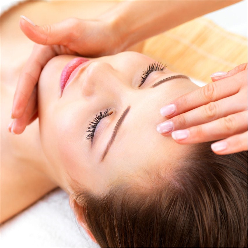 Ngày nay, dầu dừa được coi là một trong những loại mỹ phẩm thiên nhiên giúp dưỡng da hàng ngày cực kì tốt. 