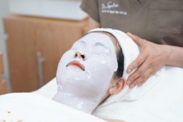 Đắp mặt nạ bổ sung dưỡng chất chăm sóc da dầu mụn khỏe đẹp