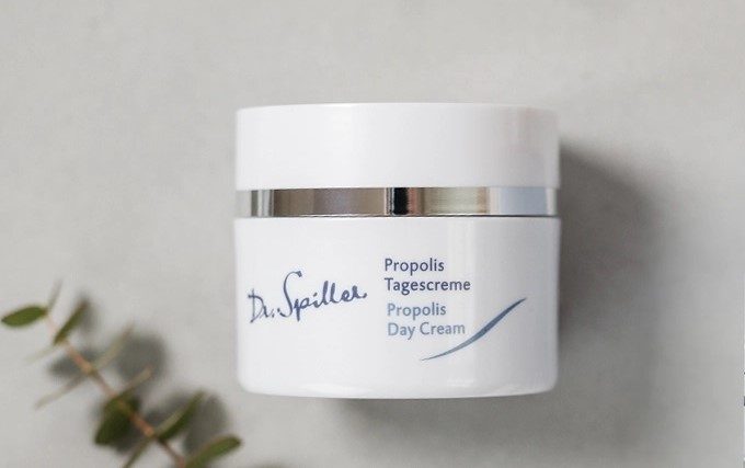 Kết hợp sản phẩm chuyên sâu với cách trị mụn bọc bằng rau diếp cá