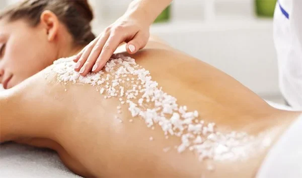 Cách trị mụn lưng bằng muối biển giúp làm sạch tế bào chết, giảm mụn ở lưng