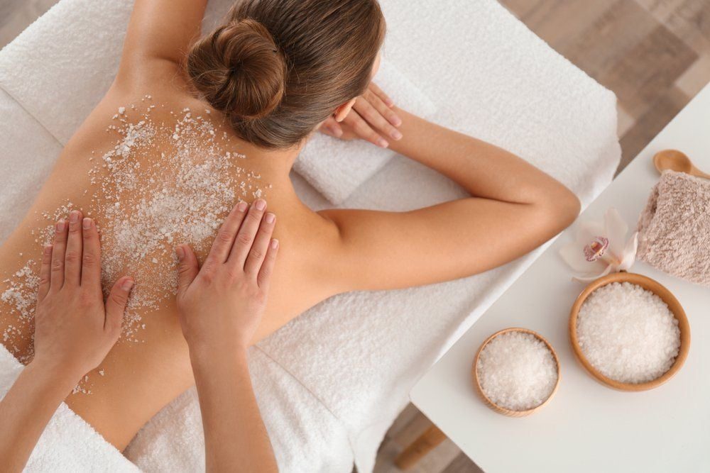 Giải đáp các thắc mắc về cách trị mụn lưng bằng muối biển