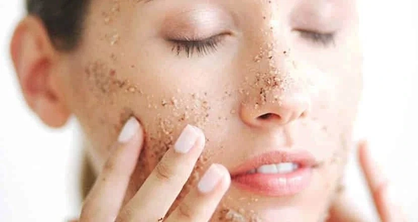 Da bị nám có nên tẩy da chết không là câu hỏi được rất nhiều người quan tâm. Câu trả lời là: có thể tẩy da chết, nhưng phải cực kỳ thận trọng và tuân thủ các nguyên tắc an toàn cho da nhạy cảm.