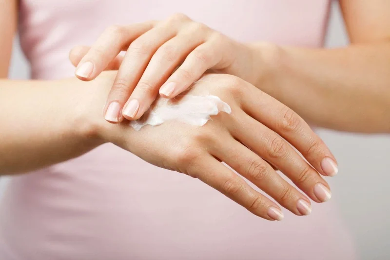 Sau khi cải thiện triệu chứng viêm nang lông hồng ban hình mạng lưới, làn da vẫn cần được chăm sóc đều đặn để tránh tái phát. Việc tái phát thường xuất hiện sau vài tuần hoặc vài tháng nếu ngưng chăm sóc hoặc tái tiếp xúc các yếu tố kích ứng.