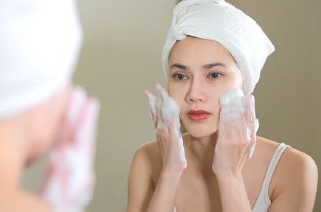 Hiểu rõ nguyên nhân để nắm được bí quyết chăm sóc da mùa hè không bị mụn