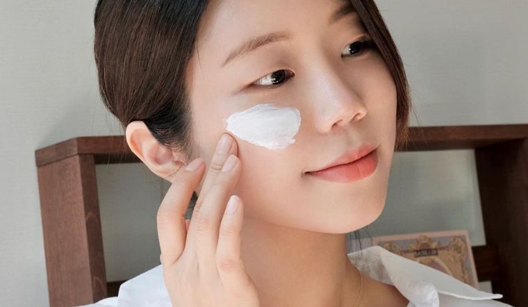 Buổi sáng nên chăm sóc da hỗn hợp như thế nào, tham khảo ngay quy trình sau