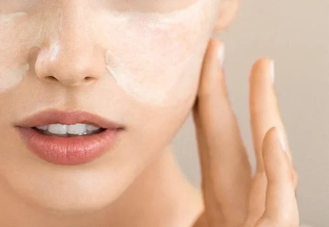 Kem chống nắng là sản phẩm không thể thiếu trong các bước chăm sóc da dầu nhạy cảm