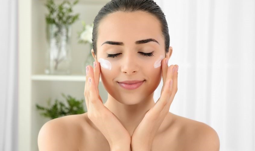 Các sản phẩm nên tránh khi skincare mùa hè thường có thành phần bong tróc mạnh