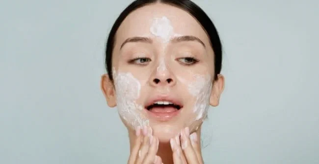 Hiểu rõ nguyên nhân để biết cách chăm sóc da dầu mùa hè