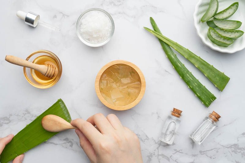 Cách làm dịu da khi bị nắng bằng lô hội