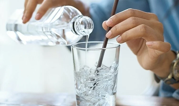 Da dầu nên uống nước bao nhiêu mỗi ngày, các loại thức uống nào tốt cho da dầu