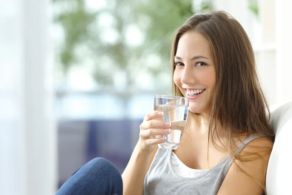 Tìm hiểu vai trò để biết da dầu nên uống bao nhiêu nước mỗi ngày