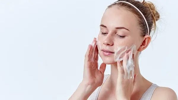 Da hỗn hợp thiên dầu dùng sữa rửa mặt nào?