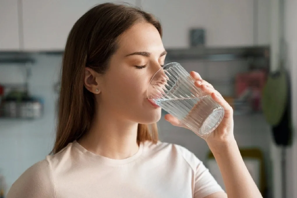 Da khô nên uống nước gì, uống đủ 2l nước mỗi ngày giúp giảm tình trạng da khô