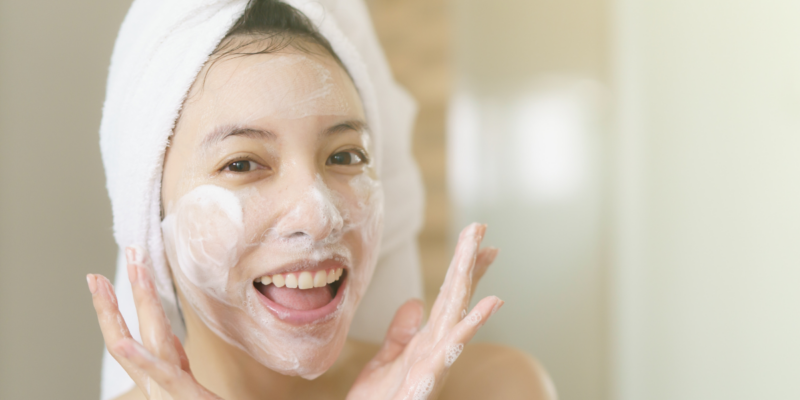 Cách lựa chọn sữa rửa mặt hạn chế da khô sau khi rửa mặt