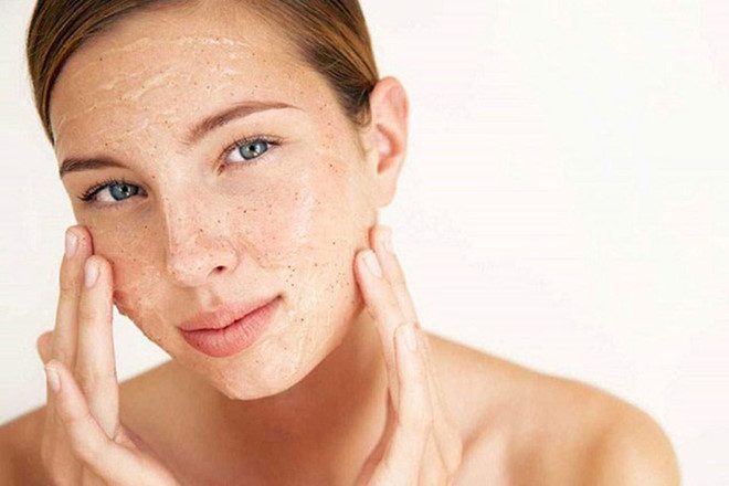 Da nhạy cảm có nên dùng tẩy tế bào chết mùa hè không? Những lưu ý khi tẩy tế bào chết cho da nhạy cảm