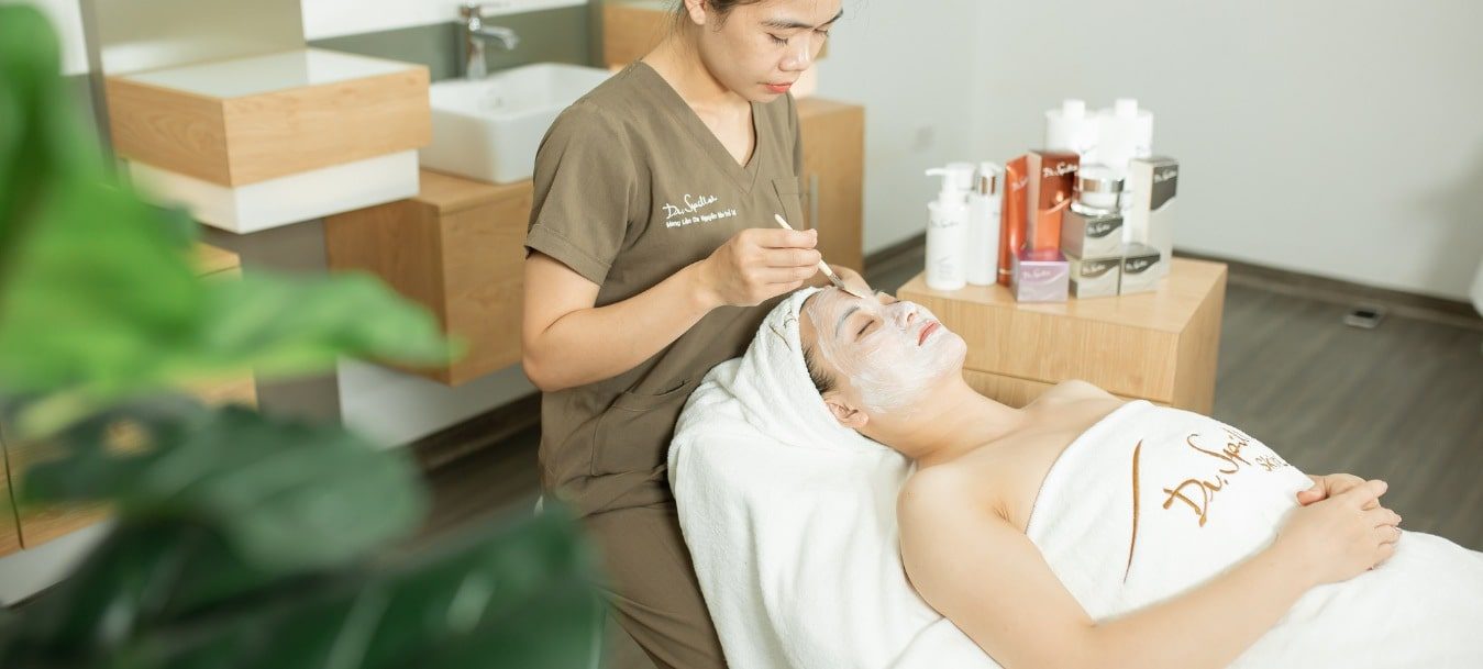 Da nhạy cảm mùa hè phải làm sao? Tham khảo các liệu pháp chăm sóc da nhạy cảm tại spa