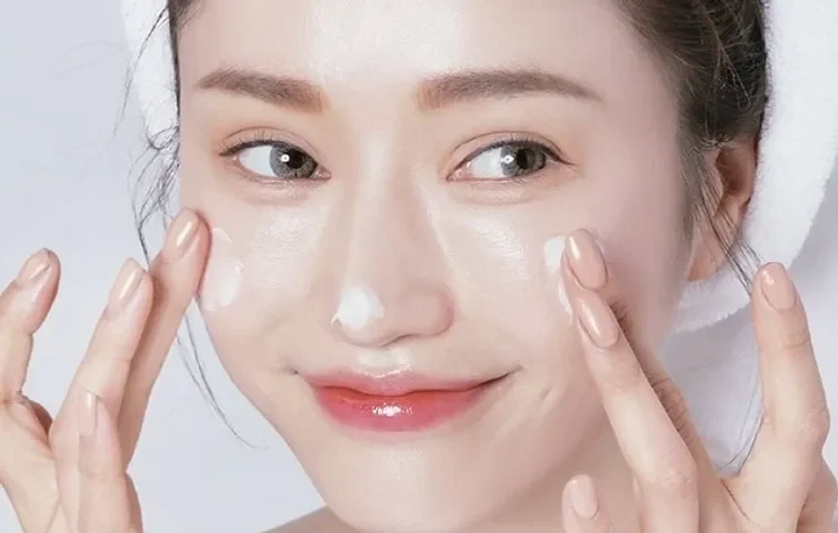 Sử dụng gel dưỡng ẩm cho da dầu là bước nền tảng để ổn định làn da