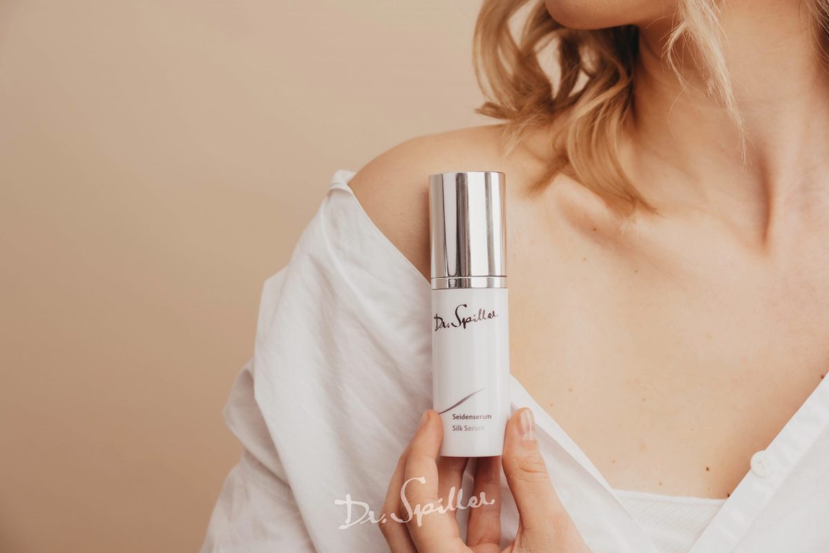 Sử dụng serum dưỡng ẩm mùa hè giúp da căng bóng mịn màng